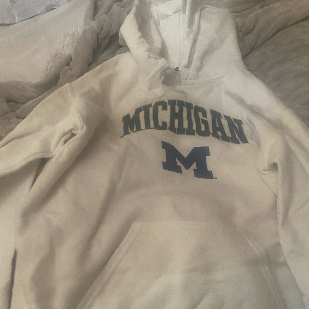 Michigan college hoodie
Color White
Size S